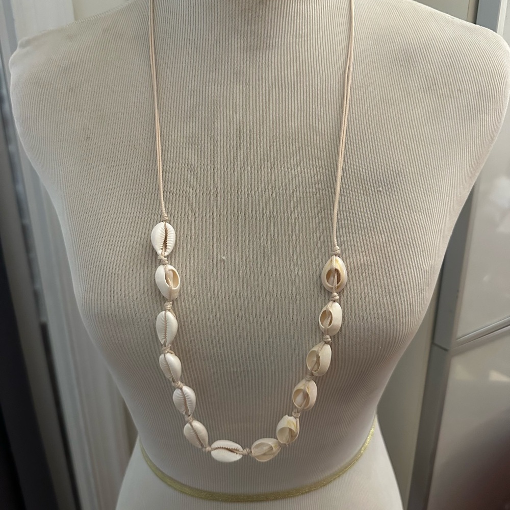 NWOT - Shell Necklace with Natural Tones